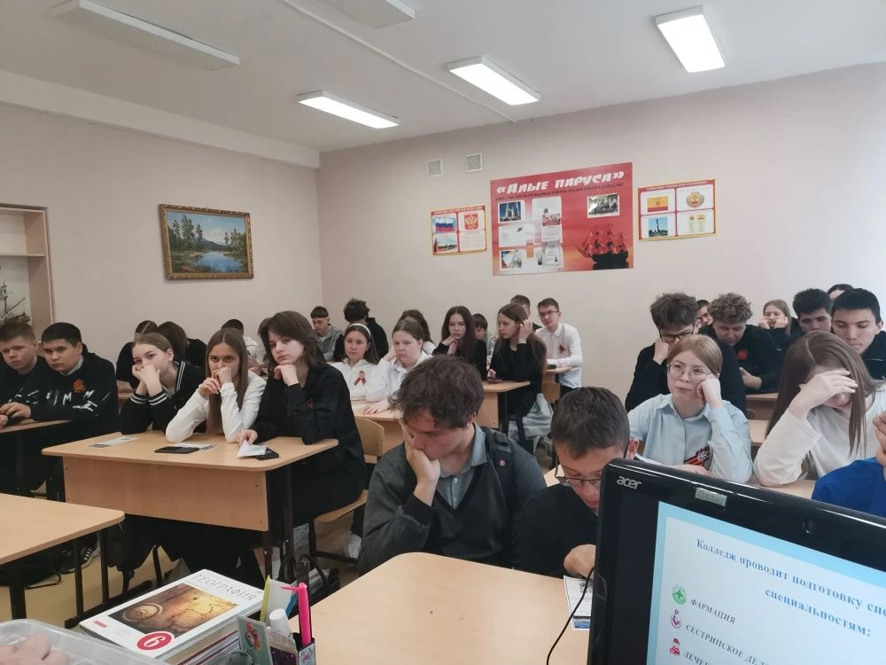 Центр карьеры. Преподаватели Ульяновского фармацевтического колледжа рассказали школьникам Алатыря о медицинских специальностях