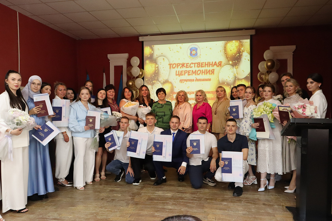 В Ульяновском фармацевтическом колледже вручили В Ульяновском фармацевтическом колледже вручили дипломы выпускникам специальностей «Сестринское дело», «Лечебное дело»дипломы выпускникам специальностей «Сестринское дело», «Лечебное дело»