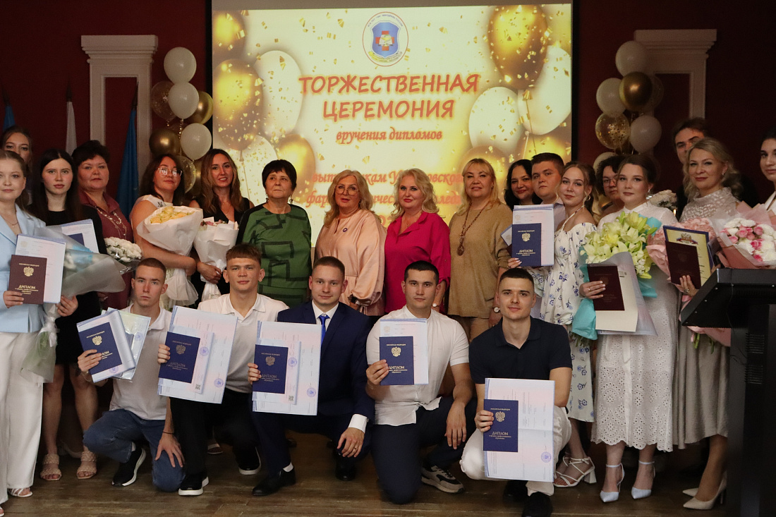 В Ульяновском фармацевтическом колледже вручили В Ульяновском фармацевтическом колледже вручили дипломы выпускникам специальностей «Сестринское дело», «Лечебное дело»дипломы выпускникам специальностей «Сестринское дело», «Лечебное дело»