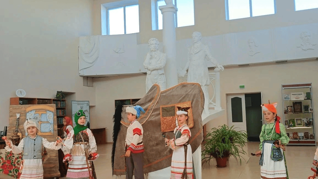 Студенты  Ульяновского фармацевтического колледжа посетили открытие книжно-иллюстративной выставки «Сказки народов России»