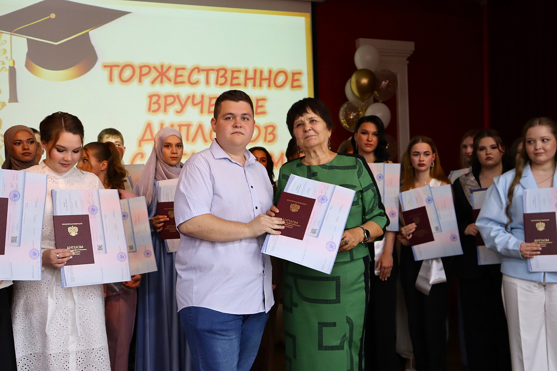 В Ульяновском фармацевтическом колледже вручили В Ульяновском фармацевтическом колледже вручили дипломы выпускникам специальностей «Сестринское дело», «Лечебное дело»дипломы выпускникам специальностей «Сестринское дело», «Лечебное дело»