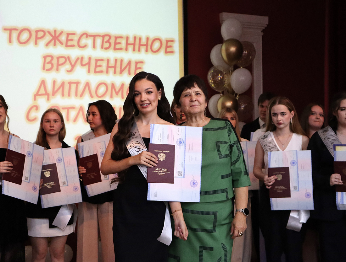 В Ульяновском фармацевтическом колледже вручили В Ульяновском фармацевтическом колледже вручили дипломы выпускникам специальностей «Сестринское дело», «Лечебное дело»дипломы выпускникам специальностей «Сестринское дело», «Лечебное дело»