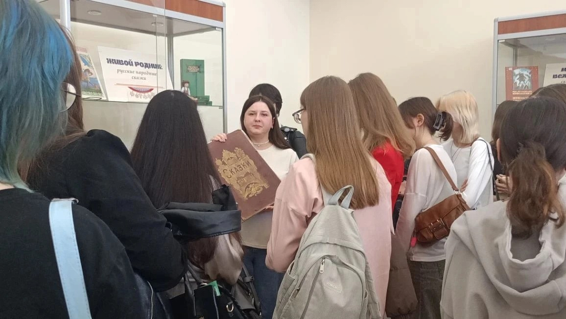 Студенты  Ульяновского фармацевтического колледжа посетили открытие книжно-иллюстративной выставки «Сказки народов России»