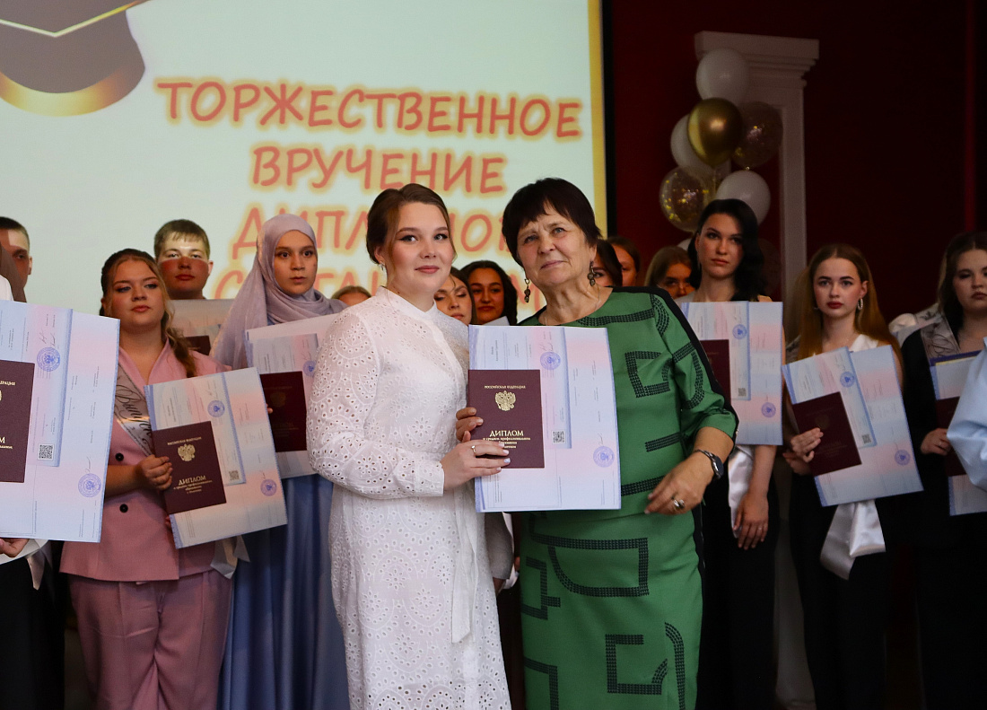 В Ульяновском фармацевтическом колледже вручили В Ульяновском фармацевтическом колледже вручили дипломы выпускникам специальностей «Сестринское дело», «Лечебное дело»дипломы выпускникам специальностей «Сестринское дело», «Лечебное дело»