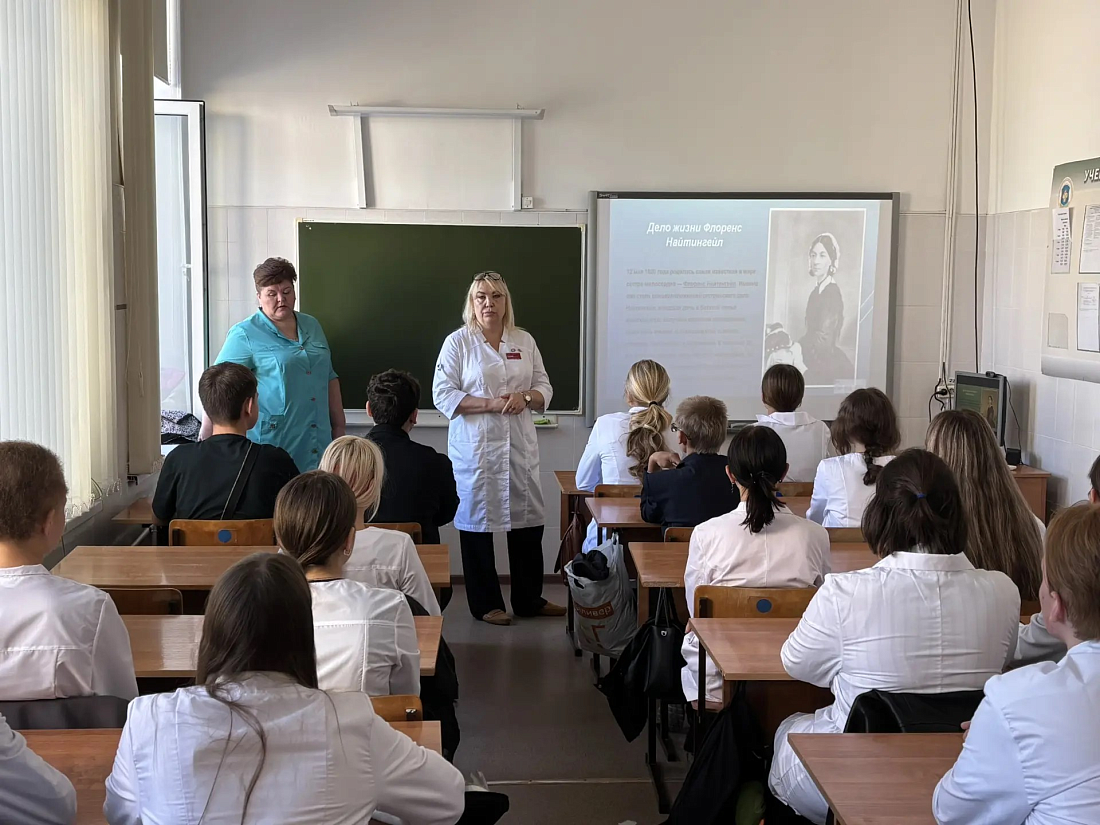 «Быть медицинской сестрой — призвание»: главная медицинская сестра поликлиники №1 пообщалась с первокурсниками