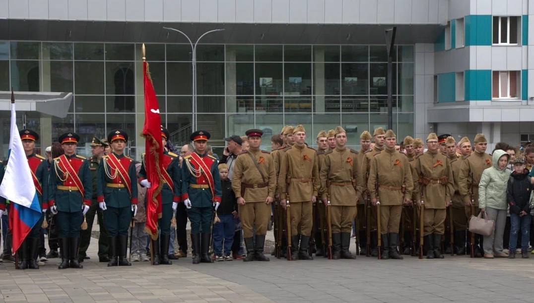 Студенты-активисты Ульяновского фармацевтического колледжа приняли участие в церемонии  возложения цветов к стелле Город трудовой доблести 