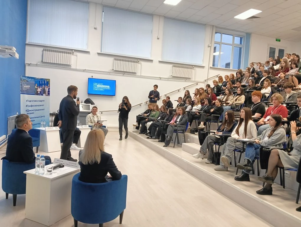 Центр карьеры. Выпускники колледжа посетили Форум карьерных возможностей