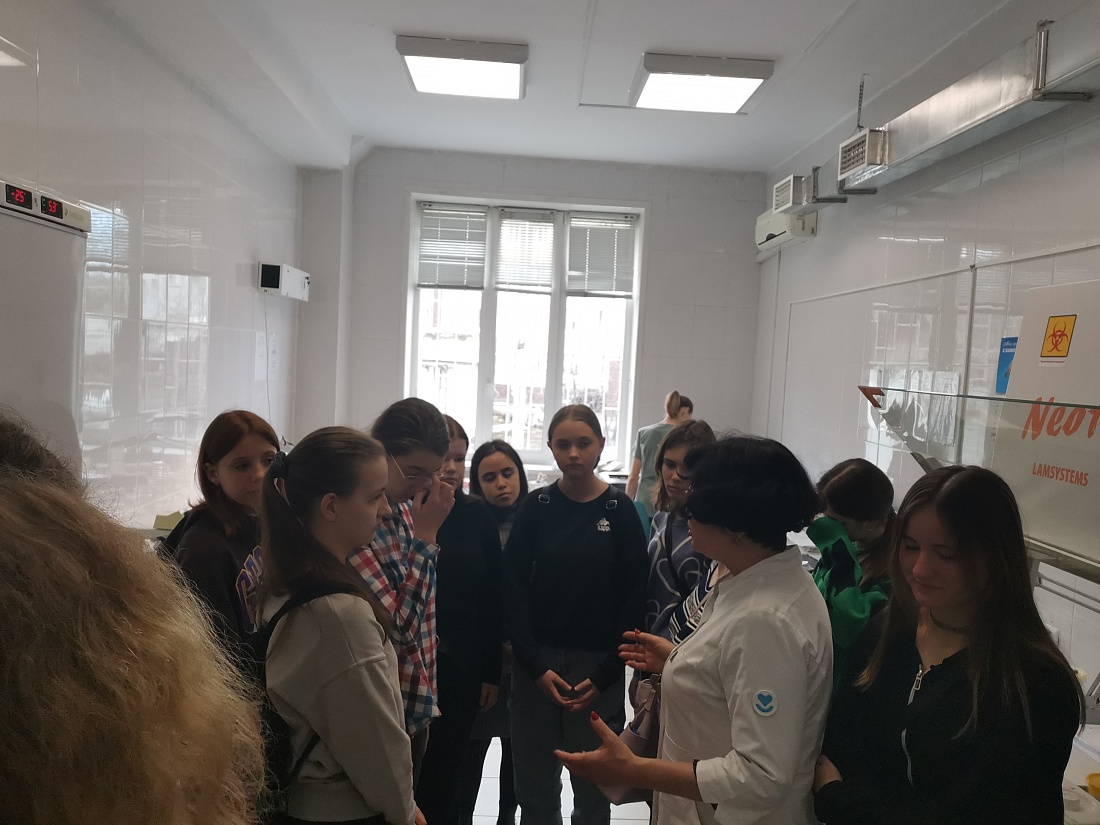 Экскурсия  для школьников  в клинико-диагностическую лабораторию  ГУЗ УОКБ 