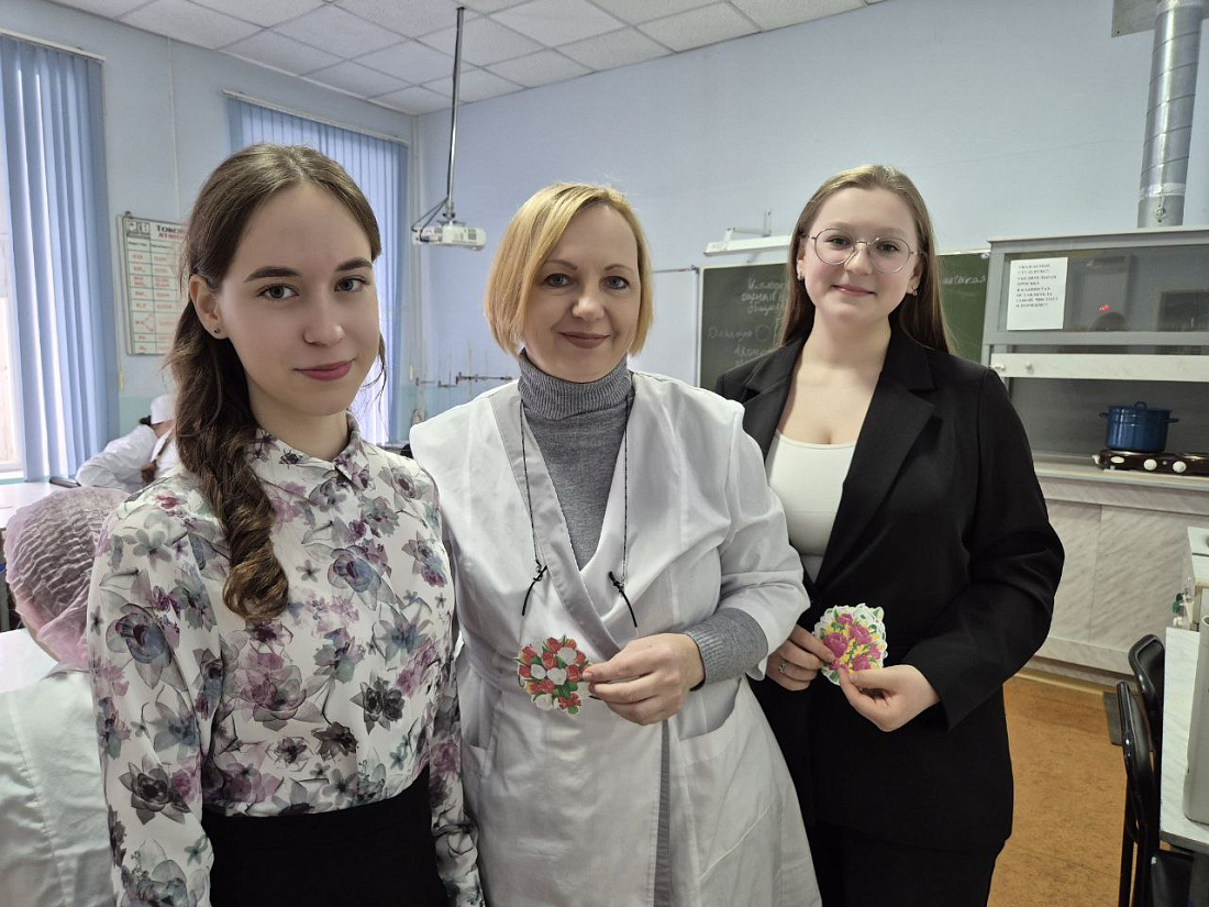 Праздничная акция «Букет поздравлений» прошла в Ульяновском фармацевтическом колледже