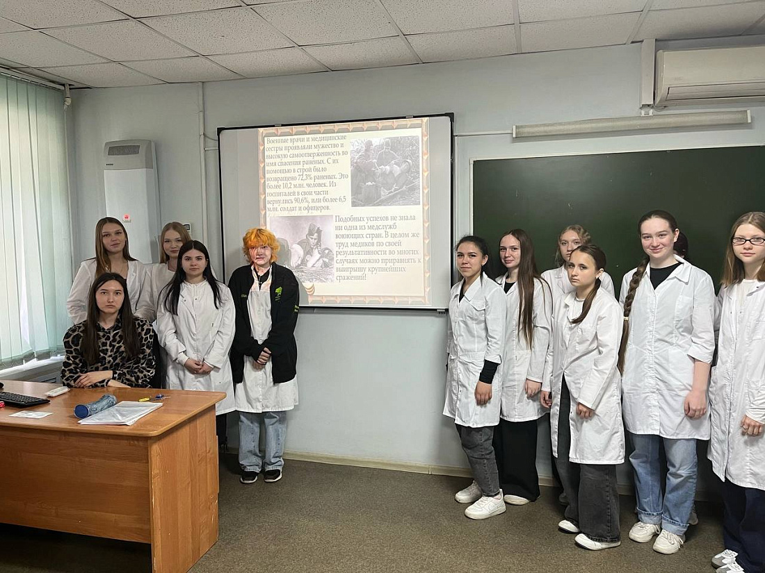В  Ульяновском фармацевтическом колледже прошли классные часы «История мужества», посвященные теме «Врачи-герои»