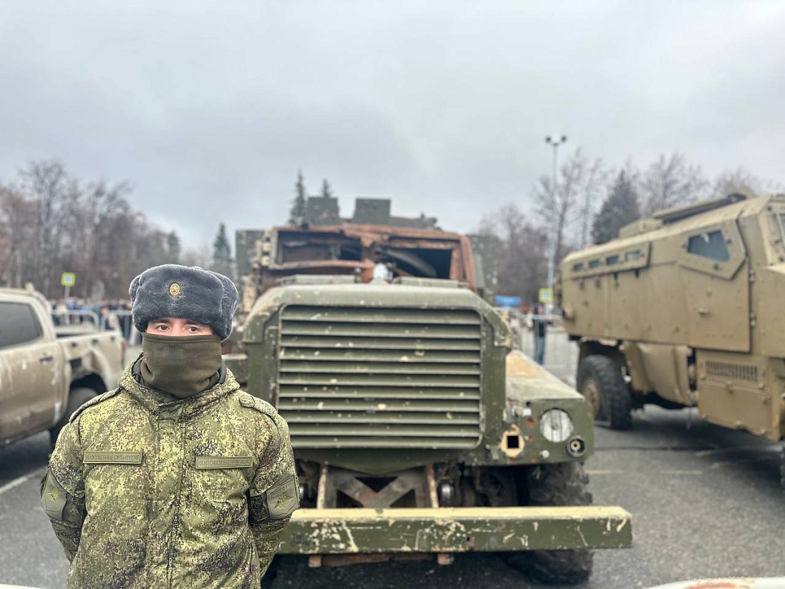 Студенты Ульяновского фармацевтического колледжа посетили выставку трофейной техники «Сила V правде - гордость и победа»