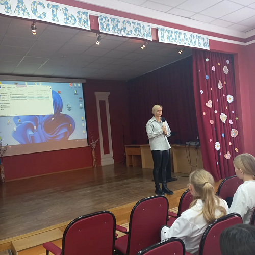 Центр карьеры.  Профориентационная встреча с представителем компании «Аптеки Невис» прошла в колледже