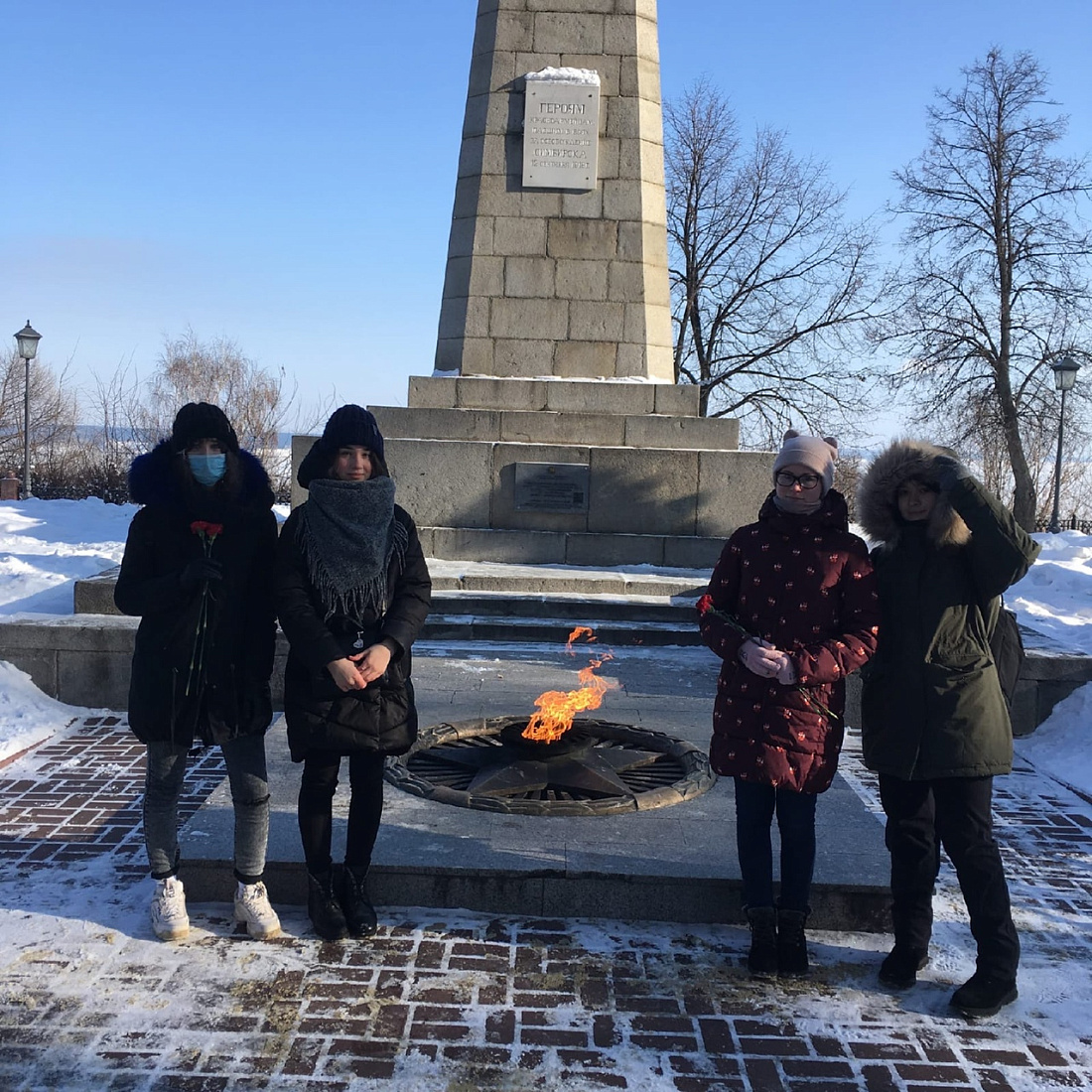 Возложение цветов к Вечному огню