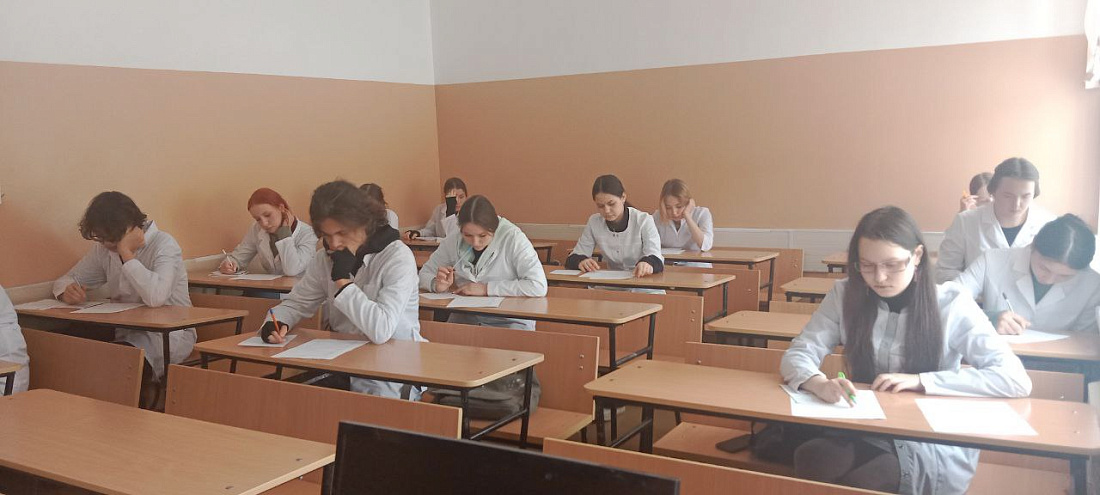 Декада  специальности «Сестринское дело», «Лечебное дело» и «Медицинский массаж». Олимпиада по иностранному языку  среди студентов 1 курса всех специальностей 