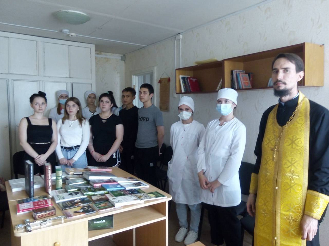 Встреча священника со студентами перед сессией