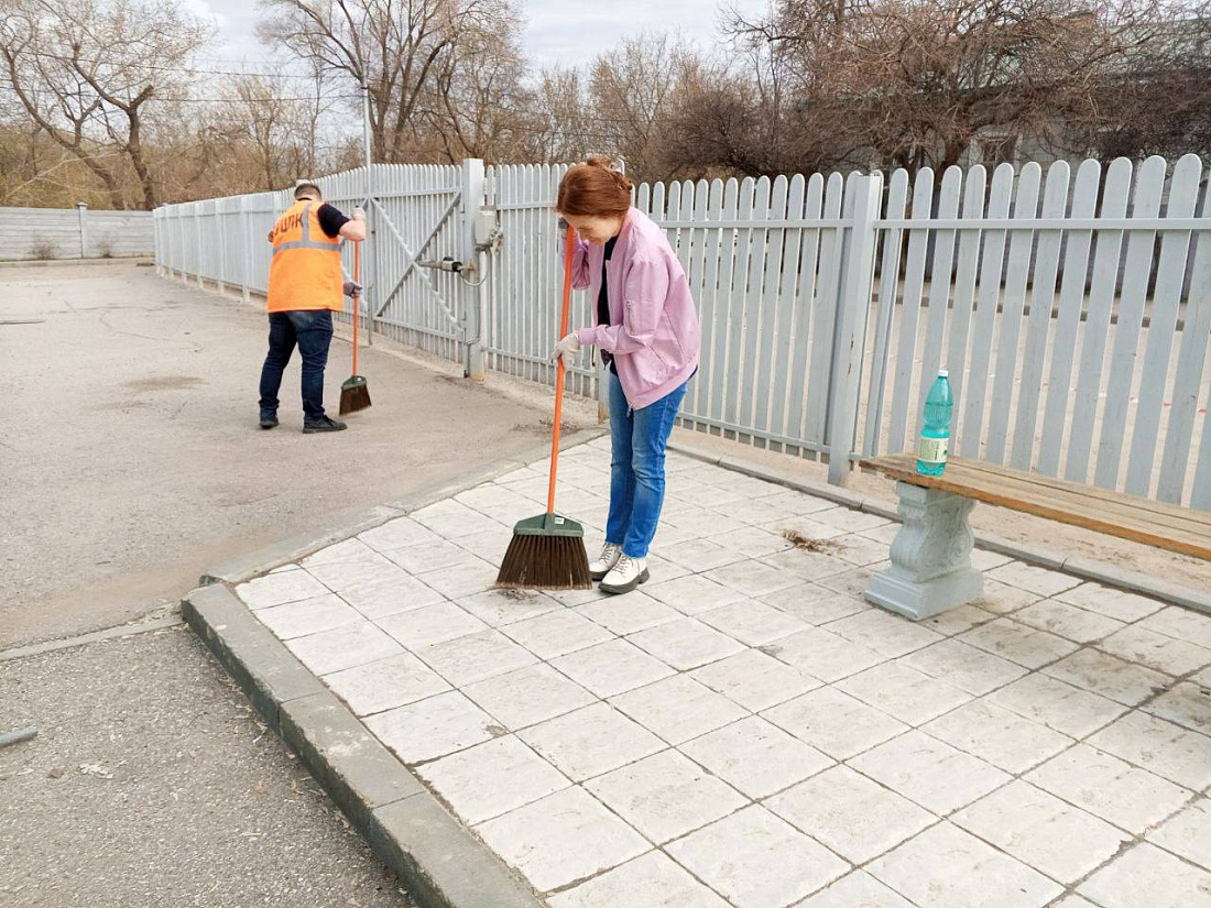 Студенты  Ульяновского фармацевтического колледжа приняли участие в  субботнике на территории музея «Симбирские типографии»