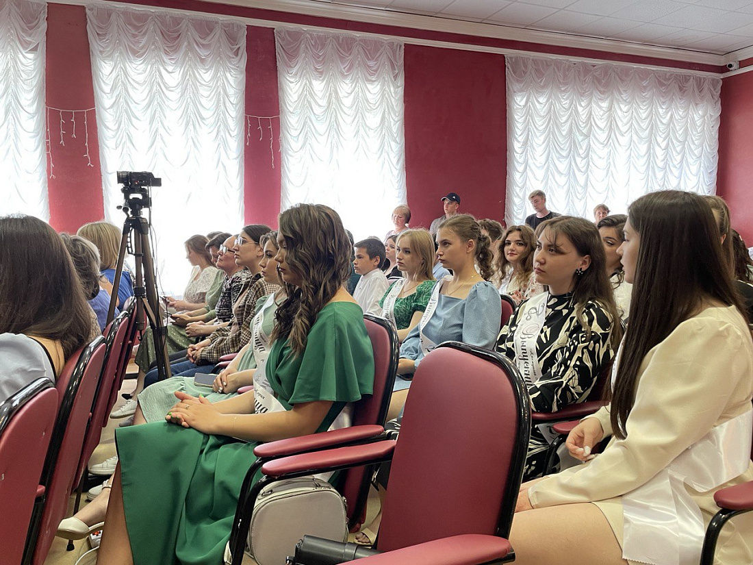 ВРУЧЕНИЕ  ДИПЛОМОВ 