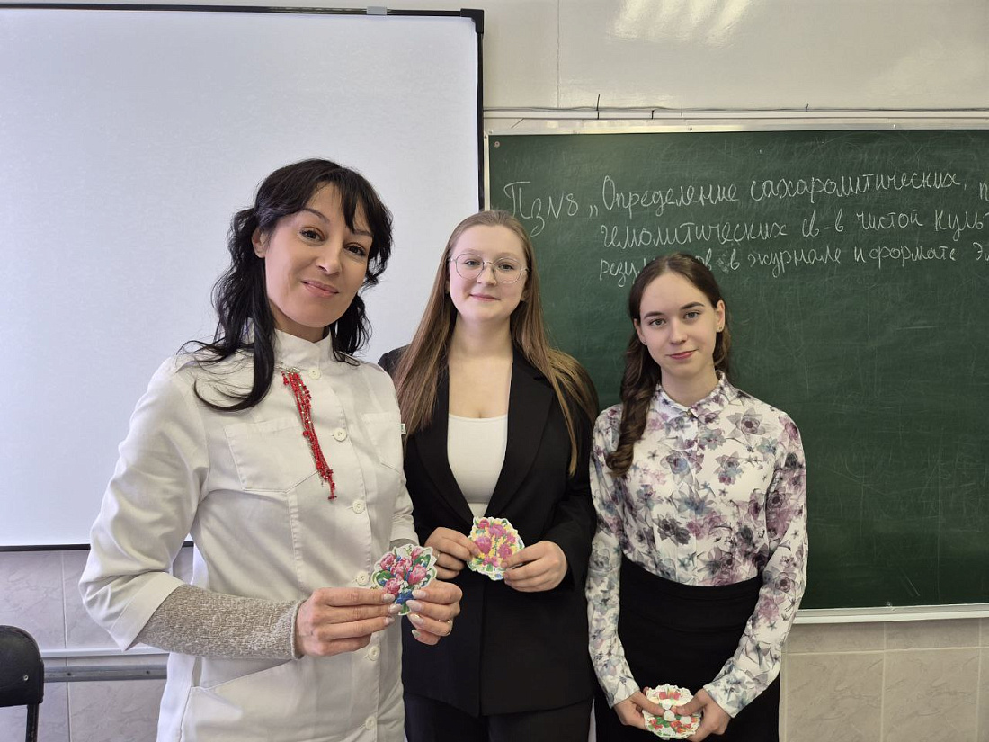 Праздничная акция «Букет поздравлений» прошла в Ульяновском фармацевтическом колледже