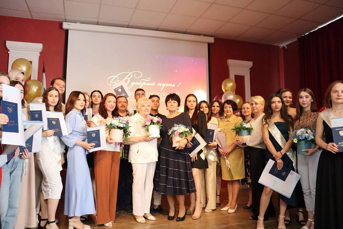 ВРУЧЕНИЕ  ДИПЛОМОВ 