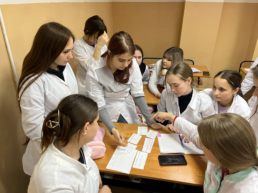 Викторина «ЭКОЛОГиЯ»  28 октября  в общежитии колледжа прошла увлекательная экологическая викторина. Студенты колледжа проявили живой интерес к мероприятию, открыв для себя новые знания экологии. Викторина позволила участникам не только проверить свои зна