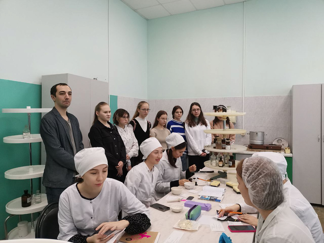 Профориентационная экскурсия в КДЛ ГУЗ УОКБ и колледж