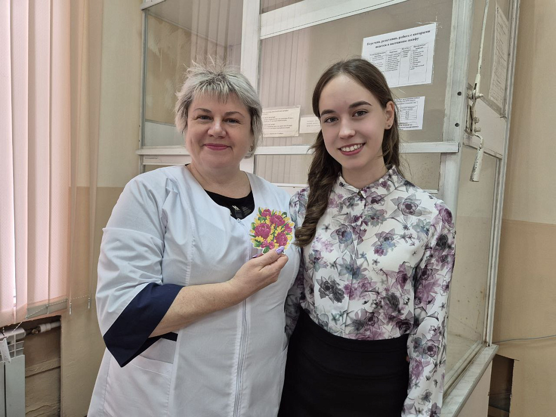 Праздничная акция «Букет поздравлений» прошла в Ульяновском фармацевтическом колледже