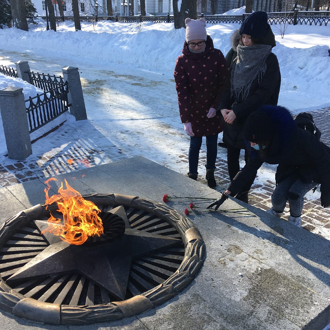 Возложение цветов к Вечному огню