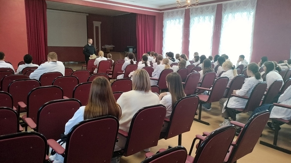 Месячник  по профилактике вредных привычек несовершеннолетних Ульяновской области. Встреча  студентов с инспектором отделения пропаганды УГИБДД УМВД России по Ульяновской области