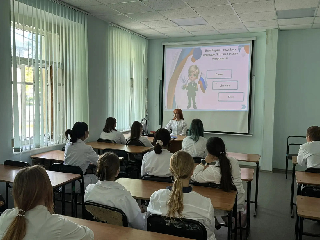 В  Ульяновском фармацевтическом колледже прошли классные часы, посвященные Дню России