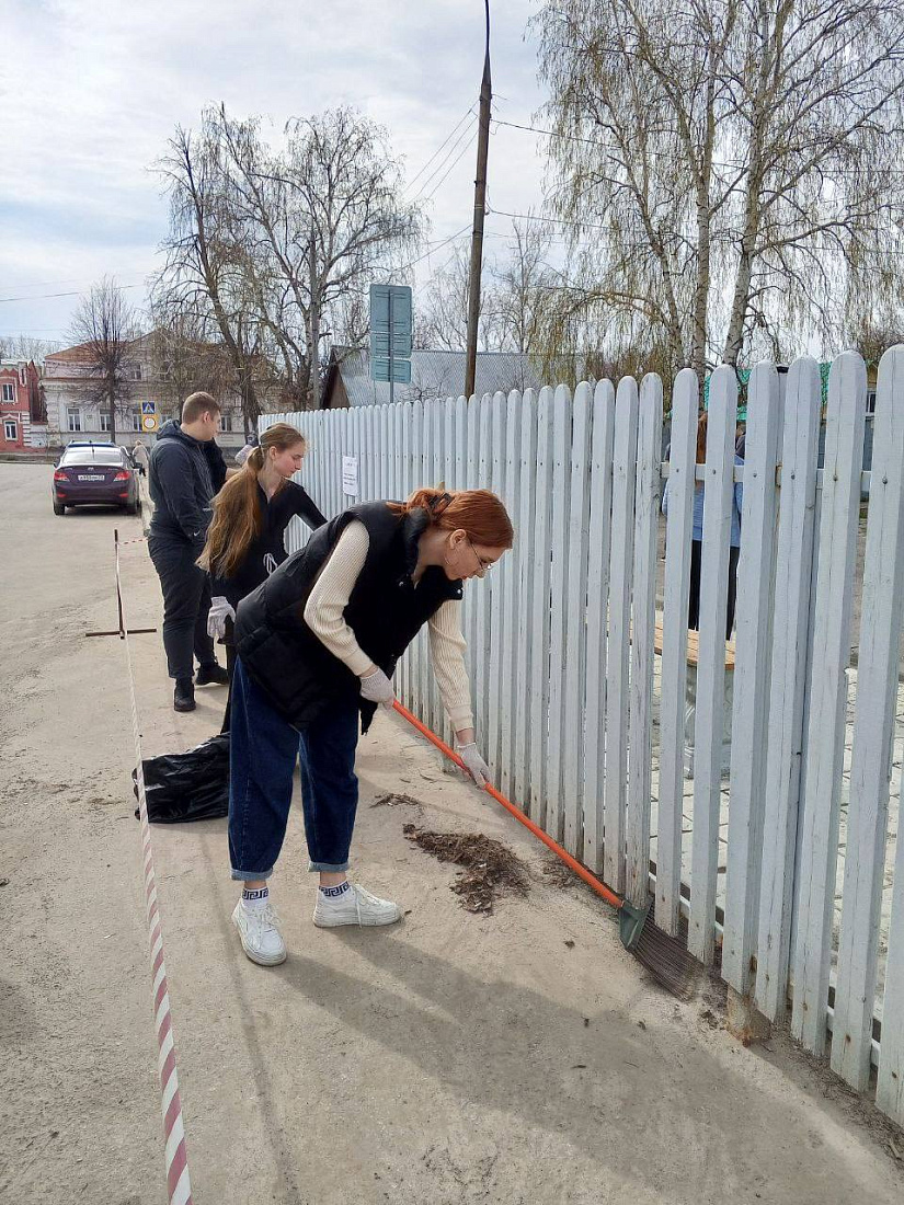 Студенты  Ульяновского фармацевтического колледжа приняли участие в  субботнике на территории музея «Симбирские типографии»