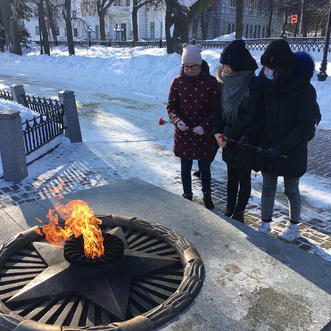 Возложение цветов к Вечному огню