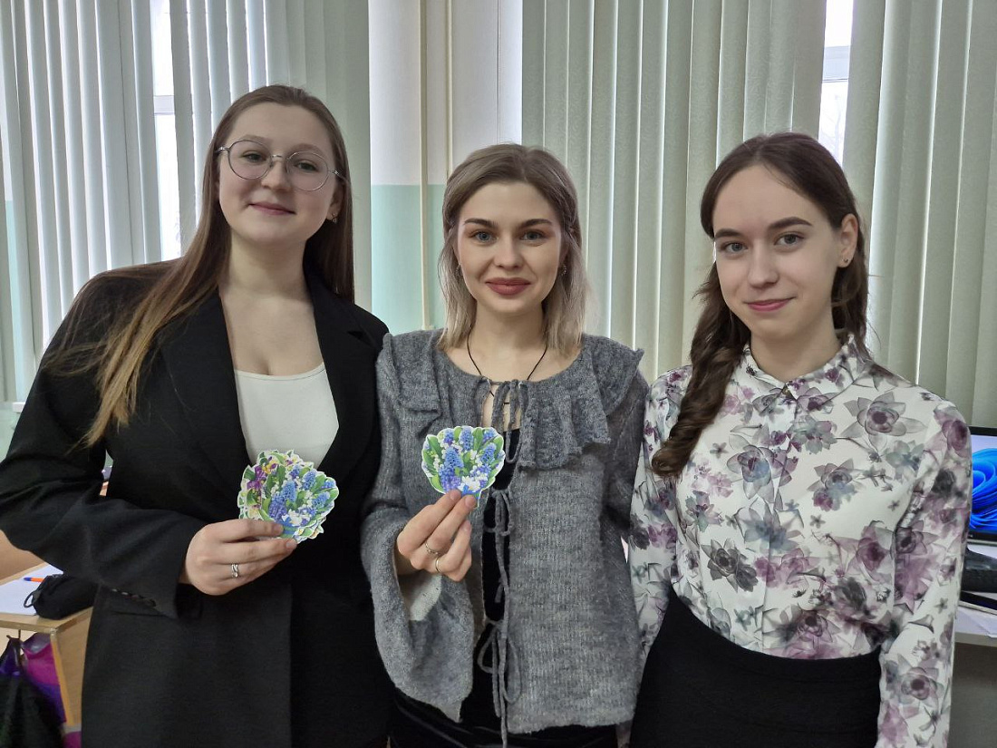 Праздничная акция «Букет поздравлений» прошла в Ульяновском фармацевтическом колледже