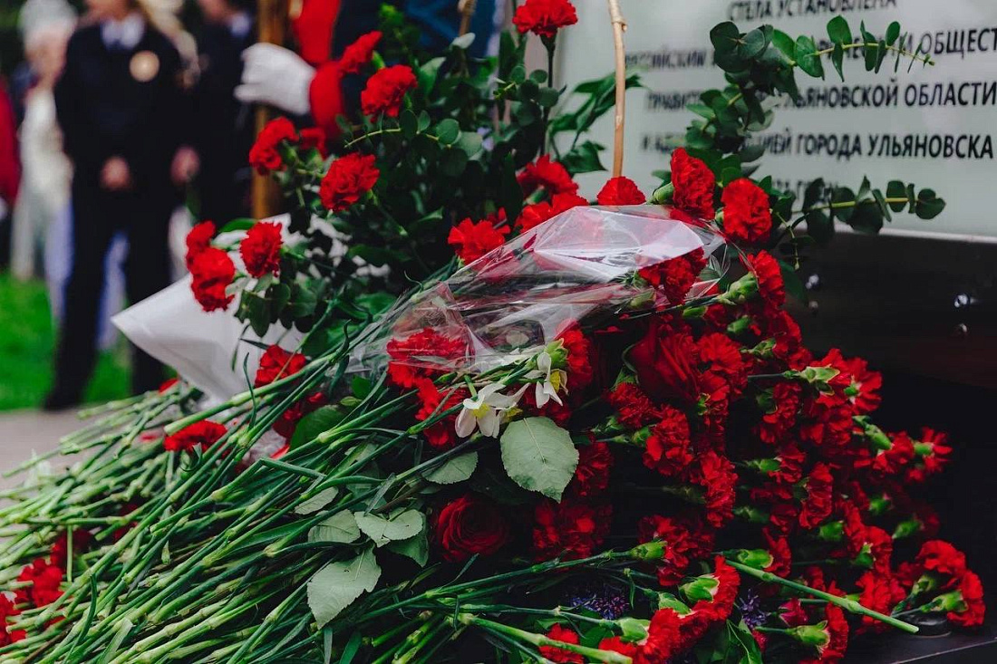 Студенты-активисты Ульяновского фармацевтического колледжа приняли участие в церемонии  возложения цветов к стелле Город трудовой доблести 