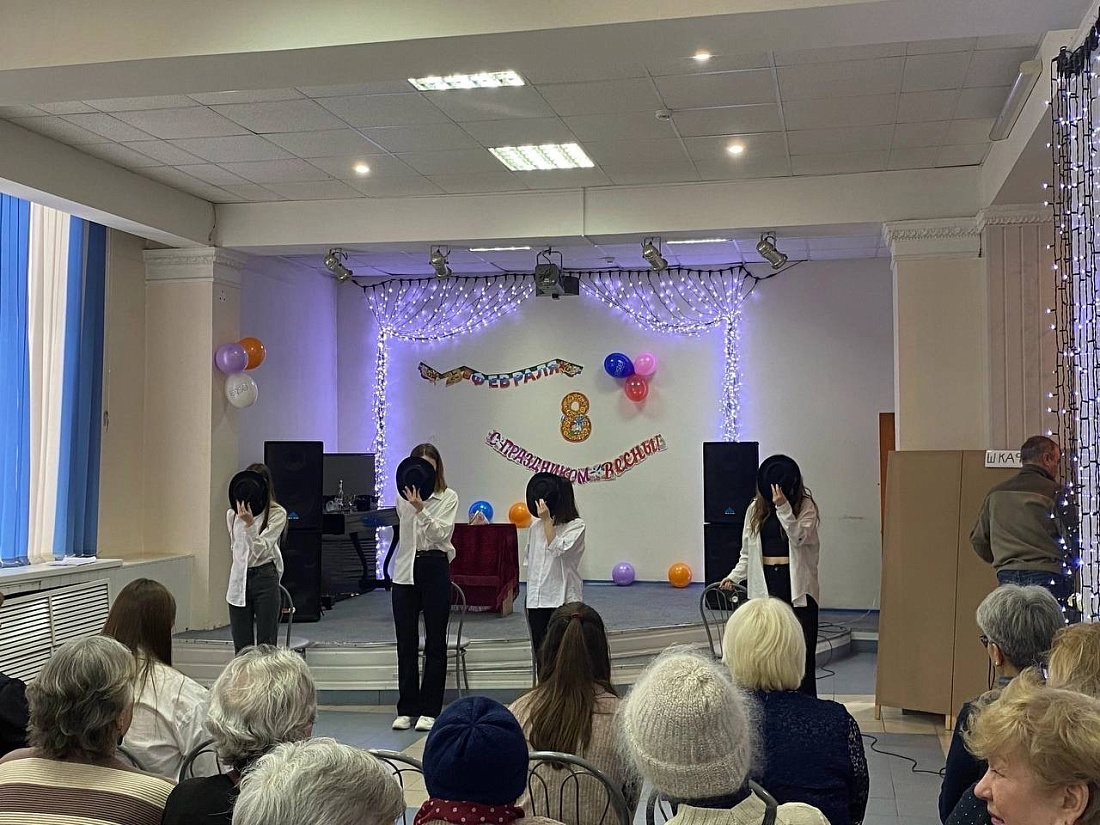 Выступление ансамбля жестовой песни «Живые руки»