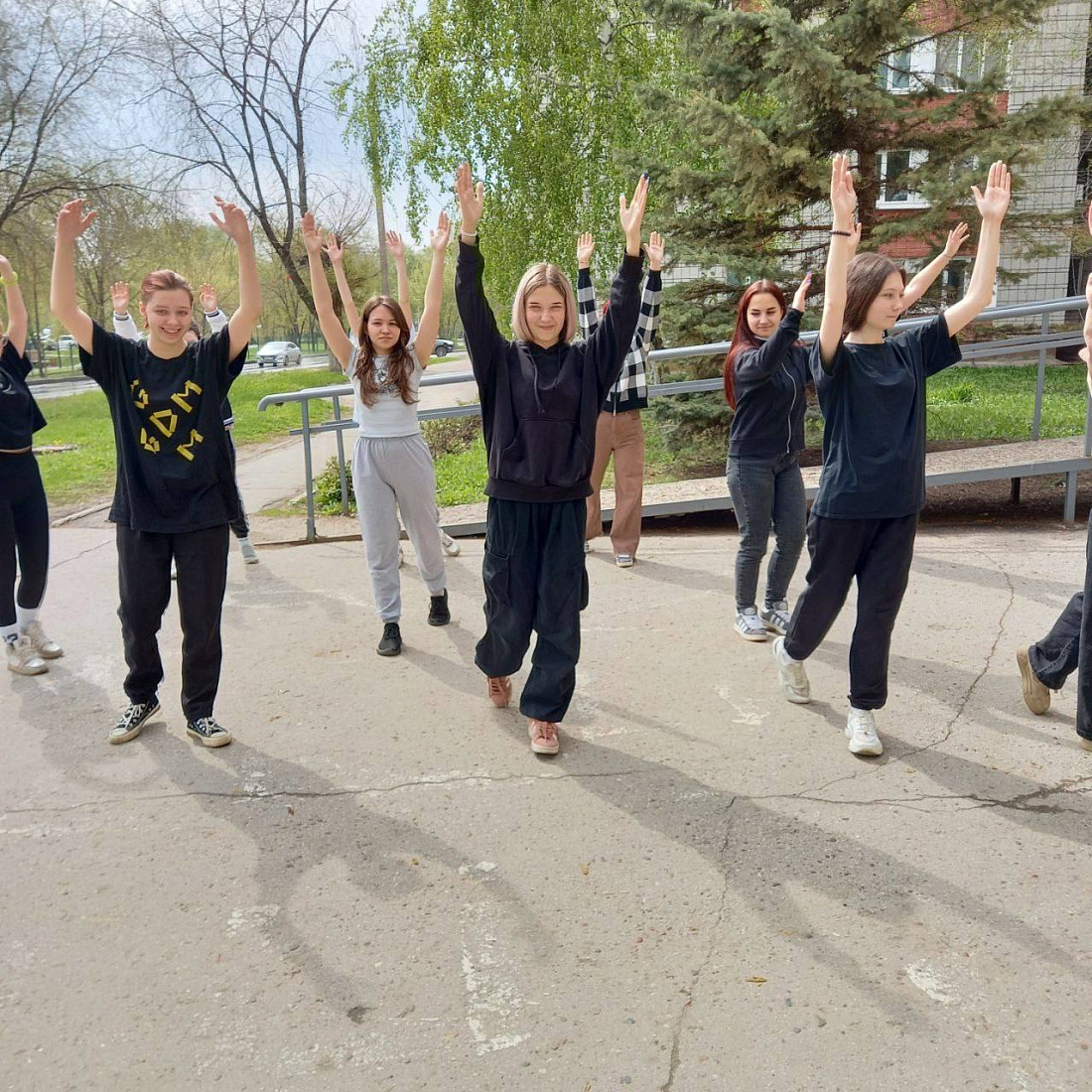 Месячник ЗОЖ. Физкультминутка на свежем воздухе.