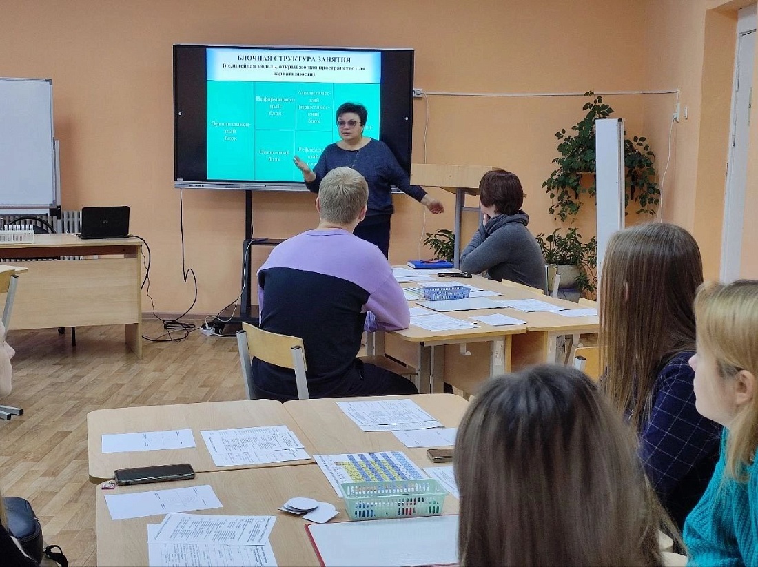 Занятие  в областной педагогической творческой мастерской «Перспектива»