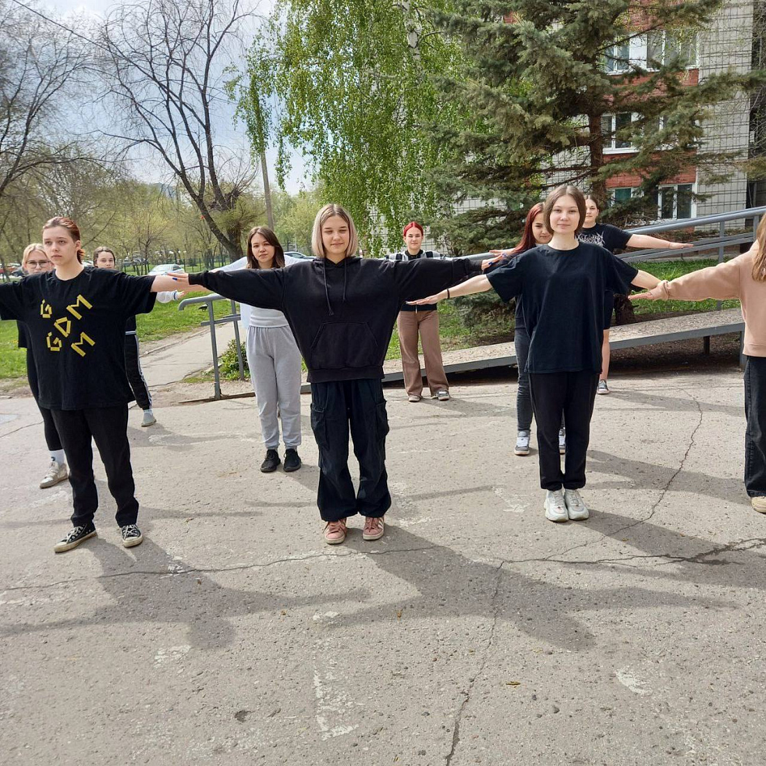 Месячник ЗОЖ. Физкультминутка на свежем воздухе.
