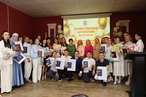 В Ульяновском фармацевтическом колледже вручили В Ульяновском фармацевтическом колледже вручили дипломы выпускникам специальностей «Сестринское дело», «Лечебное дело»дипломы выпускникам специальностей «Сестринское дело», «Лечебное дело»