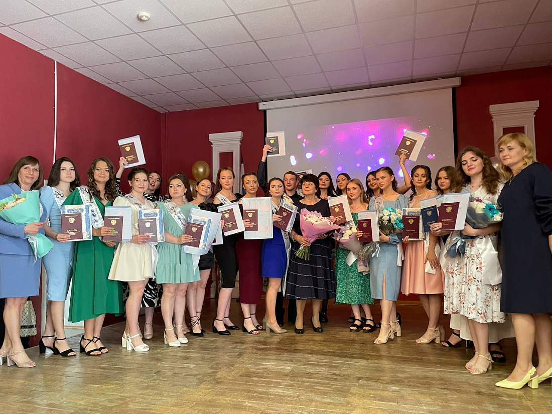 ВРУЧЕНИЕ  ДИПЛОМОВ 