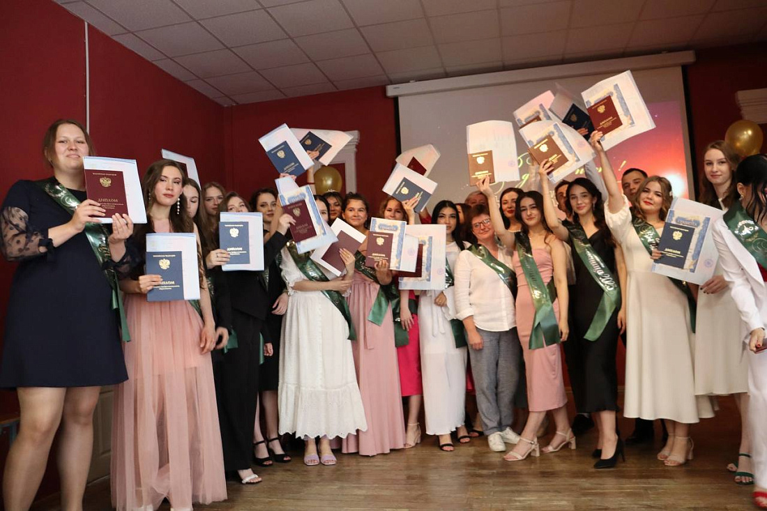 ВРУЧЕНИЕ  ДИПЛОМОВ 