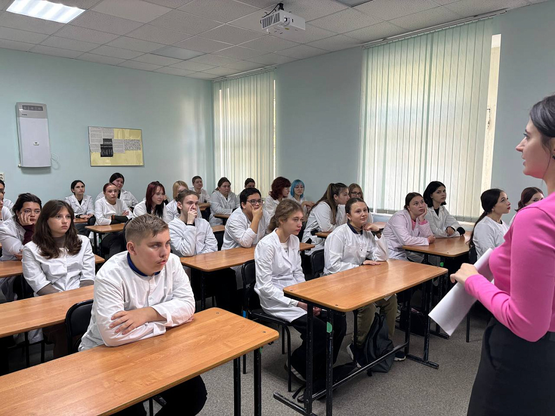 В Ульяновском фармацевтическом колледже прошла беседа о Детском телефоне доверия