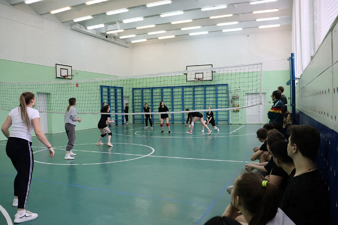 Товарищеские соревнования среди студентов по волейболу