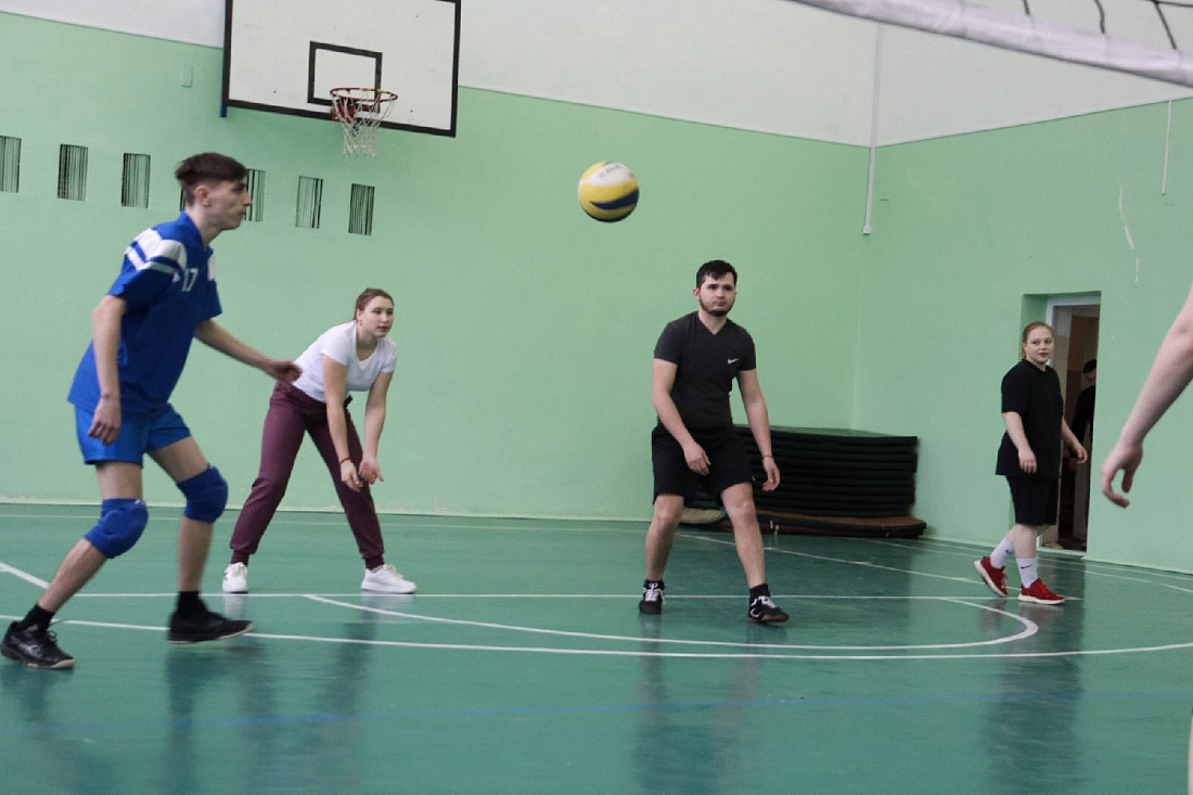 Товарищеские соревнования среди студентов по волейболу