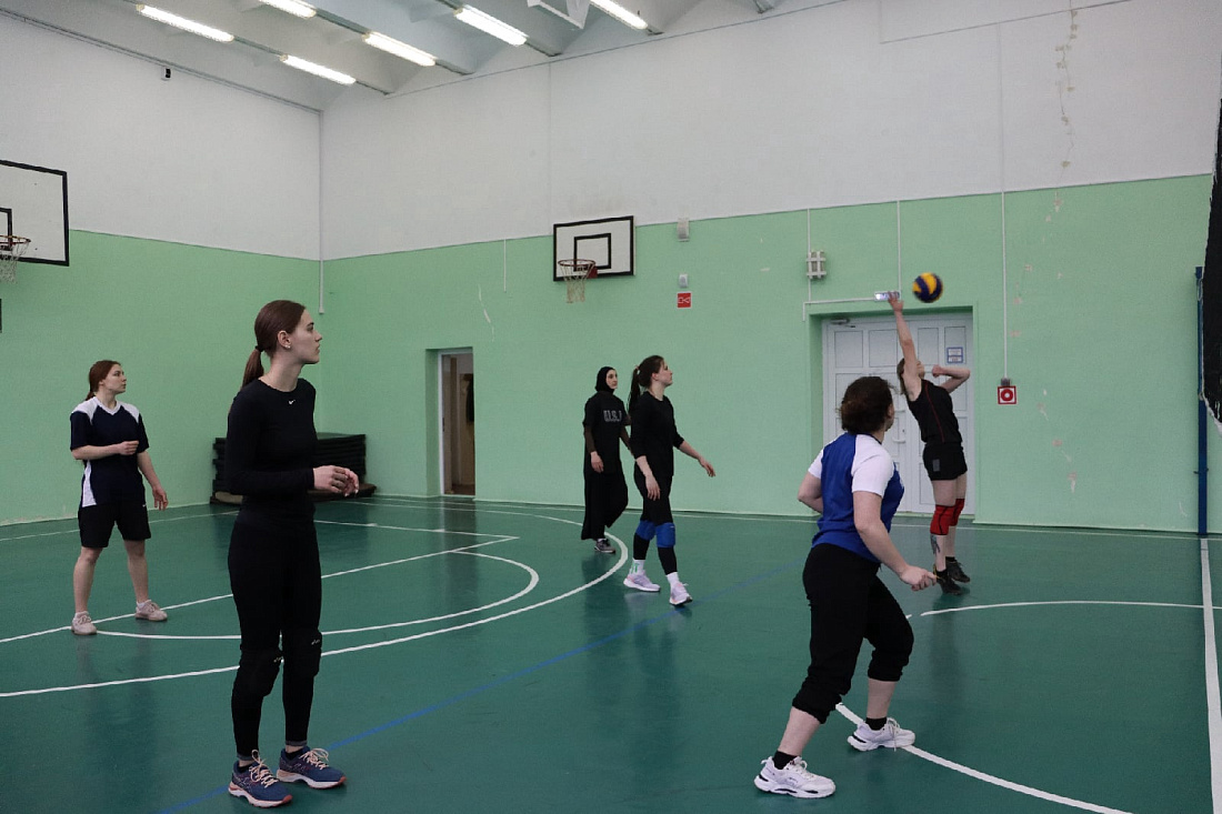 Товарищеские соревнования среди студентов по волейболу