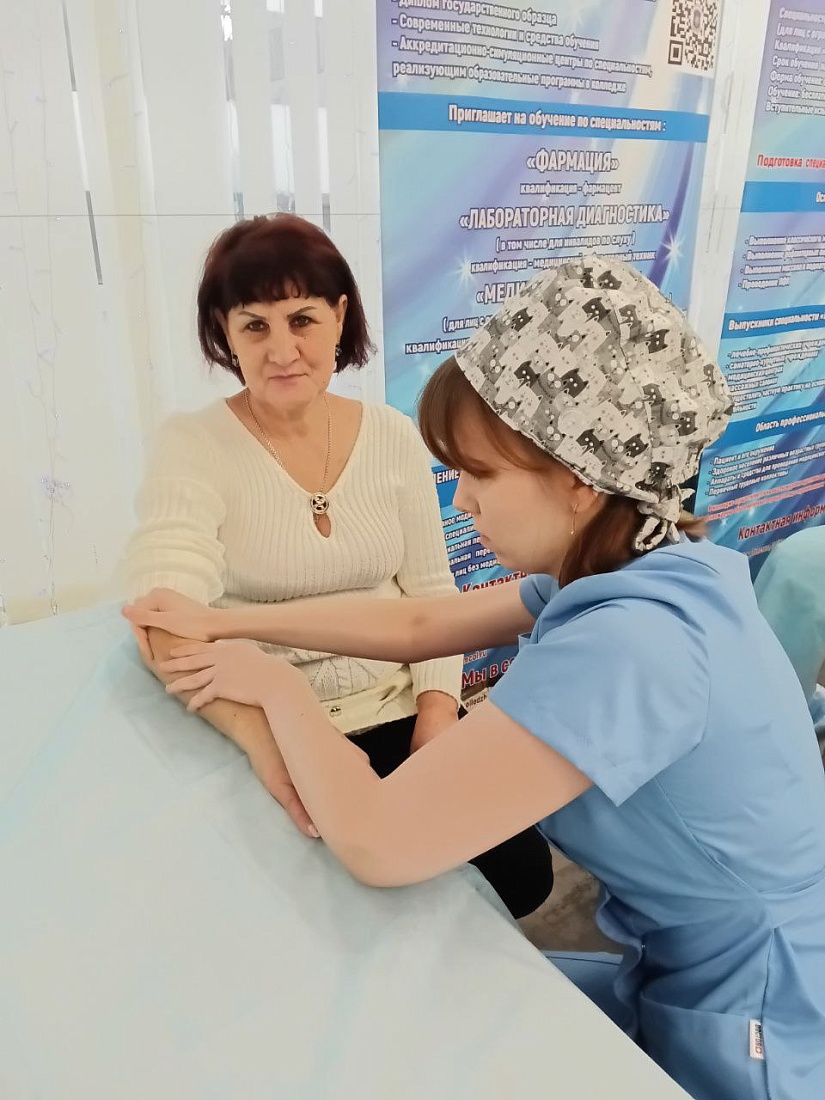 Участие студентов специальности Медицинский массаж в мероприятии «По зову сердца» в рамках федерального партийного проекта «Женское движение Единой России» 