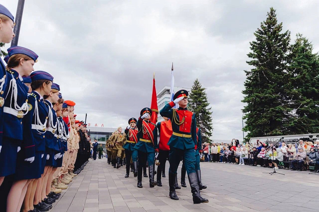 Студенты-активисты Ульяновского фармацевтического колледжа приняли участие в церемонии  возложения цветов к стелле Город трудовой доблести 
